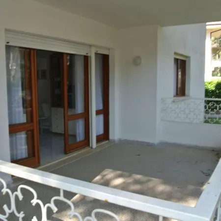 Spacious Flat With Terrace In Lignano Pineta *