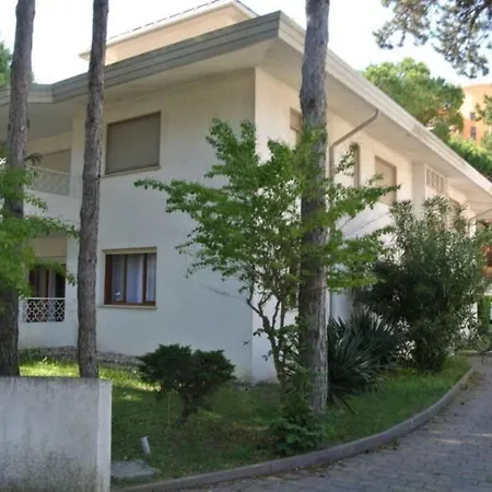 Lägenhet Spacious Flat With Terrace In Lignano Pineta