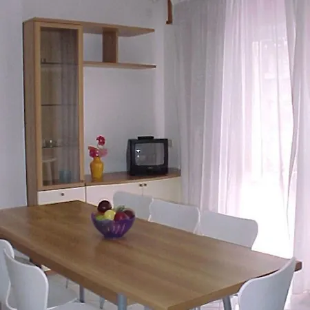 Spacious Flat With Terrace In Lignano Pineta Διαμέρισμα
