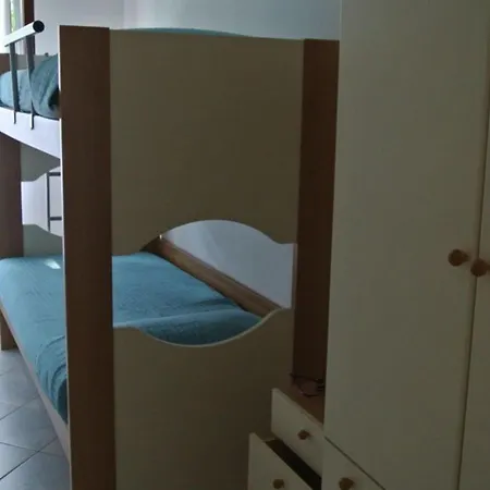 Spacious Flat With Terrace In Lignano Pineta Lägenhet