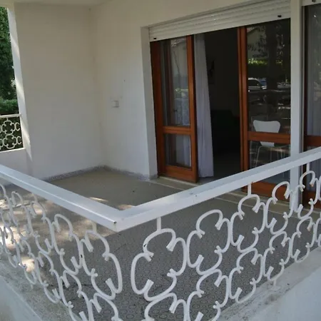 Spacious Flat With Terrace In Lignano Pineta *